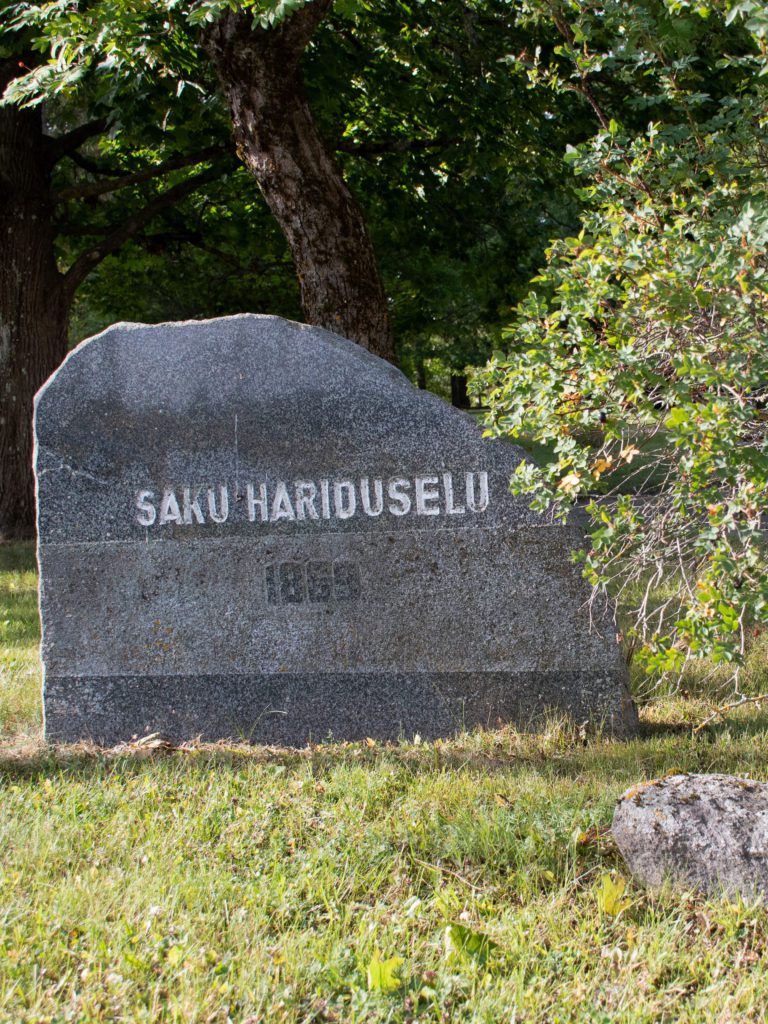 saku hariduselu kivi Kajamaa Kooli õues
