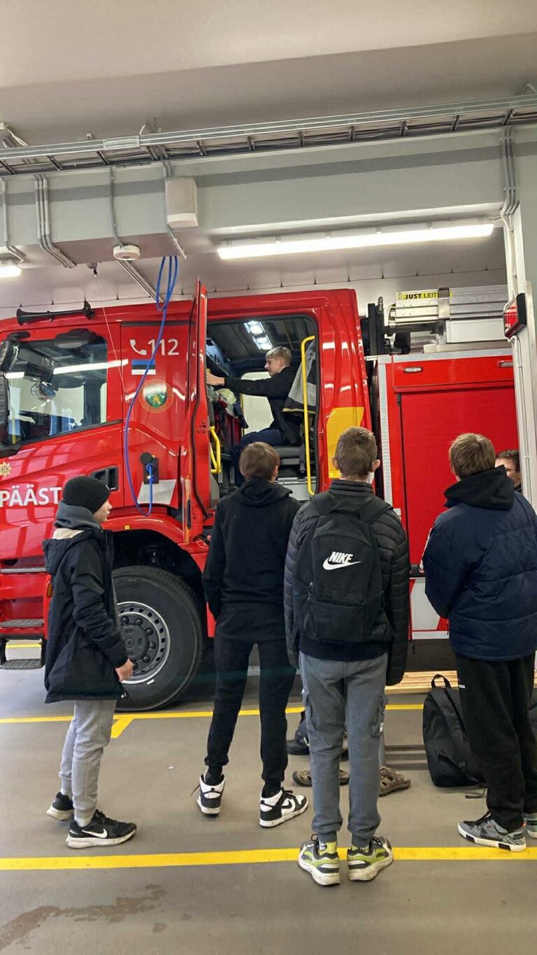 7. klass õppekäigul Nõmme Päästekomandos